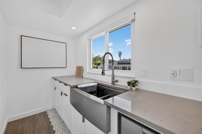 Building Photo - 1300 Pleasant Way S