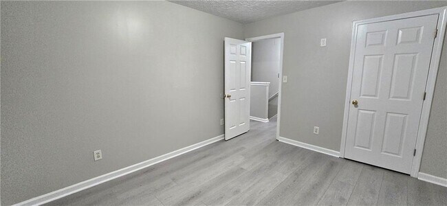 Building Photo - 610 James Ridge Dr