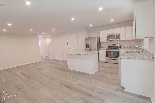 Building Photo - Modern 3-Bedroom Townhome