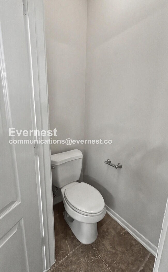 Building Photo - 3 Bed, 2 Bath Home with Fenced Yard & Garage / Pet-Friendly / Available Now!