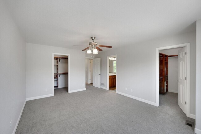 Building Photo - Spacious 5BR House in Aurora