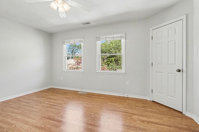 Building Photo - Updated 3 Bedroom Townhome!!! ***Available NOW***