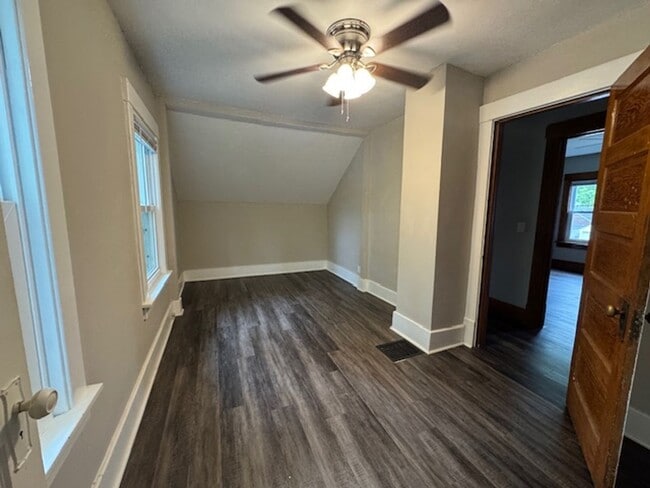 Building Photo - 2 Bed Updated Kitchen must See!