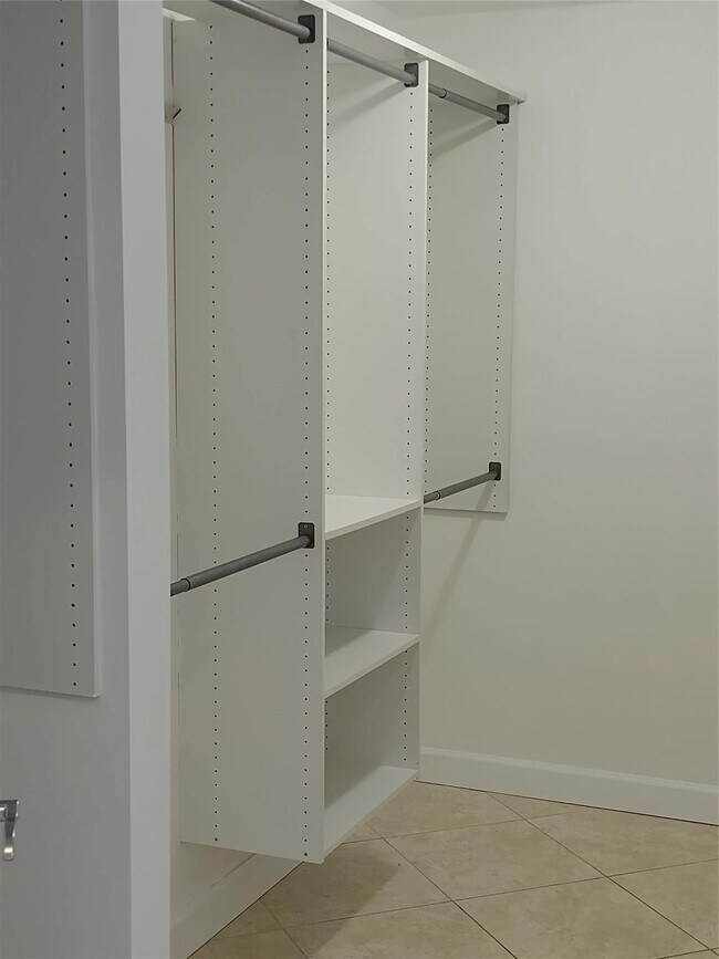 Building Photo - 100 S Birch Rd