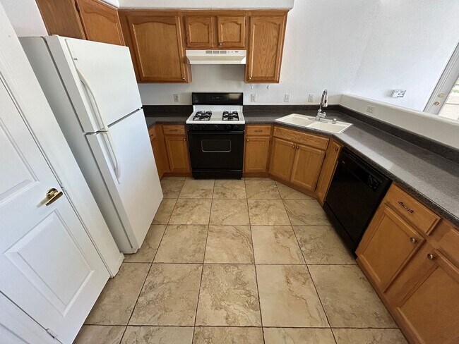 Building Photo - SPACIOUS 2 BEDROOM, 2 BATHROOM UPSTAIRS CO...