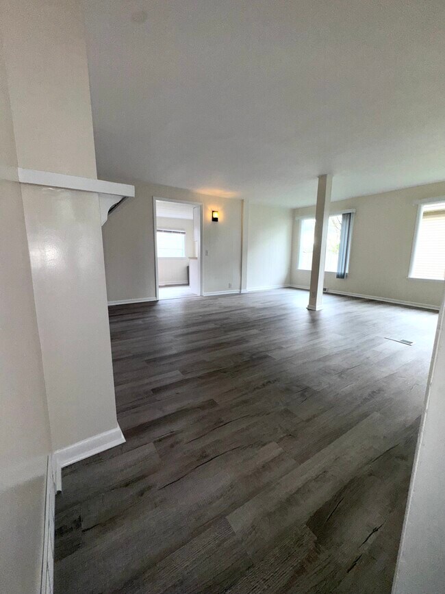 Building Photo - 567 N Walnut St