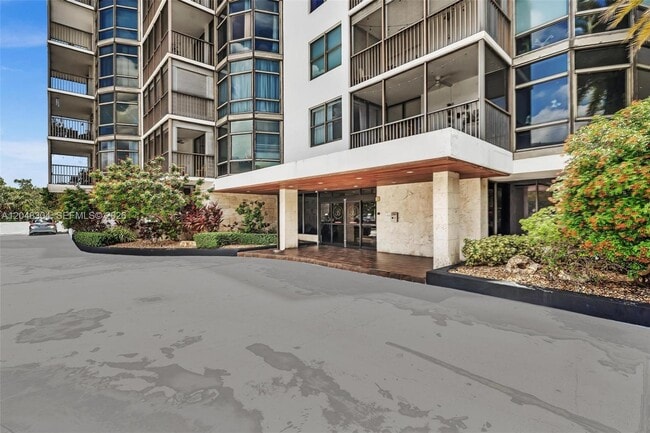 Building Photo - 3375 N Country Club Dr