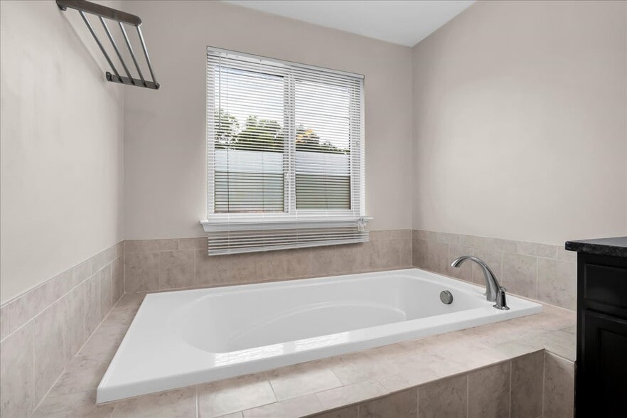 Building Photo - 41761 Steinbeck Gln