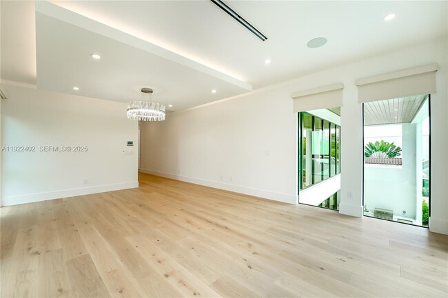 Building Photo - 333 NE Spanish Ct