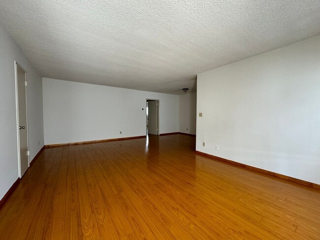 Building Photo - Excellent Location! Minutes from Beverly H...