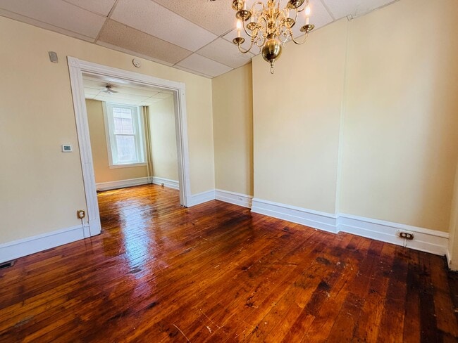 Building Photo - 560 Manor St