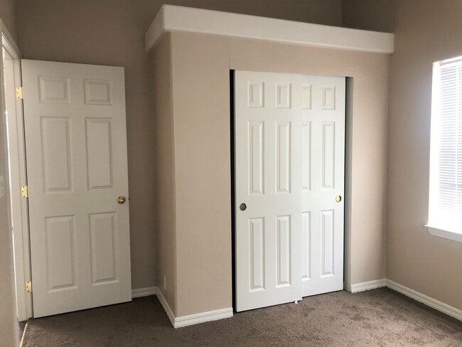 Building Photo - Coming Soon! Recently Remodeled Large Home!