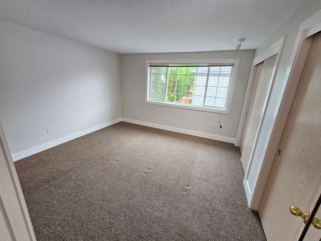 Building Photo - Large Updated 2 Bed, 1.5 Bath Townhouse w/ Washer & Dryer + Off-street Parking