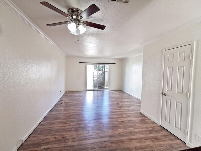 Building Photo - Beautiful 2 Bed / 1.5 Bath Two-Story Condo in Spring Valley