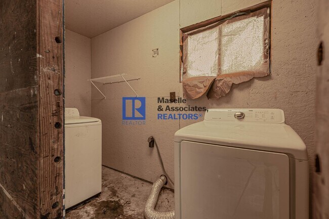 Building Photo - 3 Bed/2 Bath Home In Huntington Park