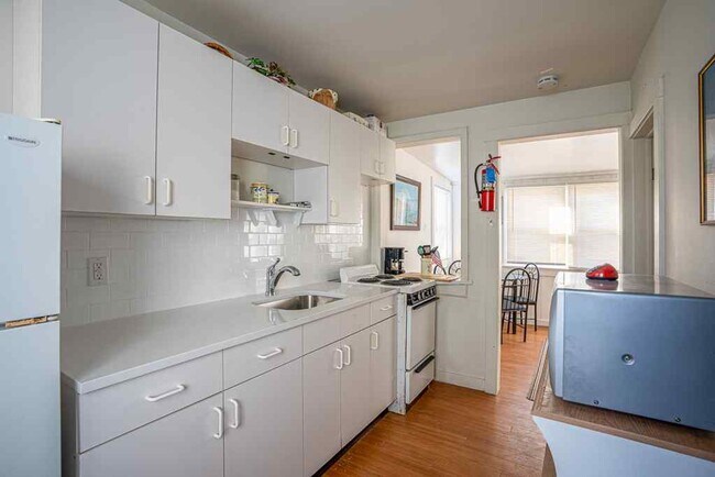 Building Photo - WINTER RENTAL - 1 Bed / 1 Bath - BEACH BLO...