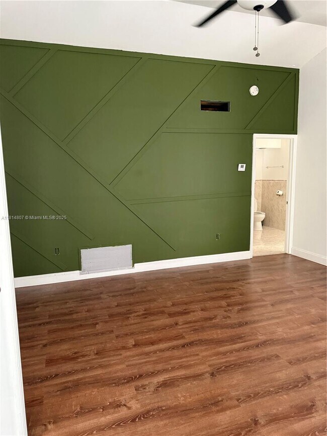 Building Photo - 541 NE 199th Ln