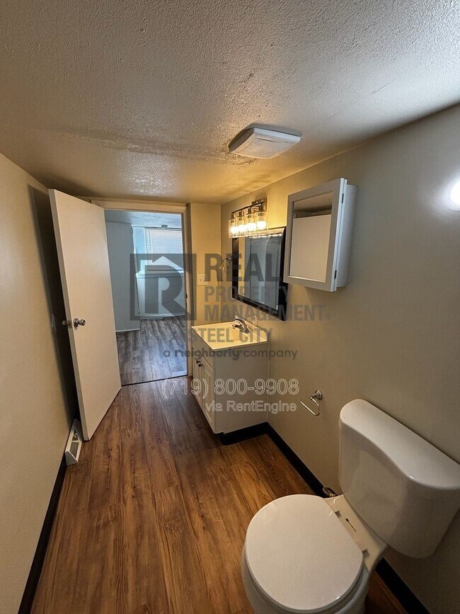 Building Photo - 927 E 1st St