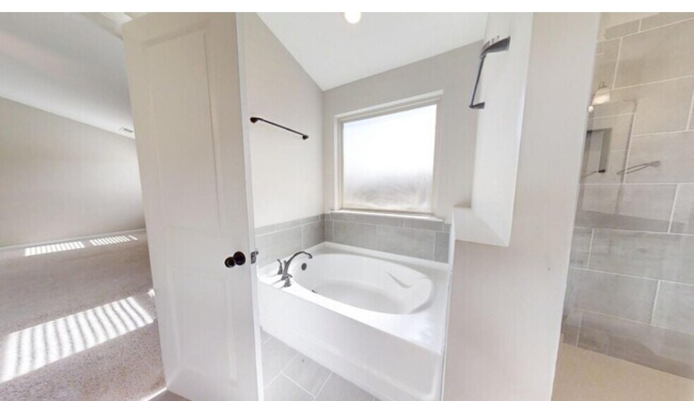 Tub - 2101 Forrest Cv