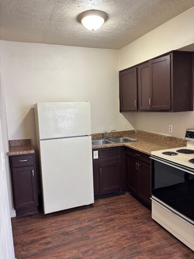 Building Photo - 925 Stanley Ave