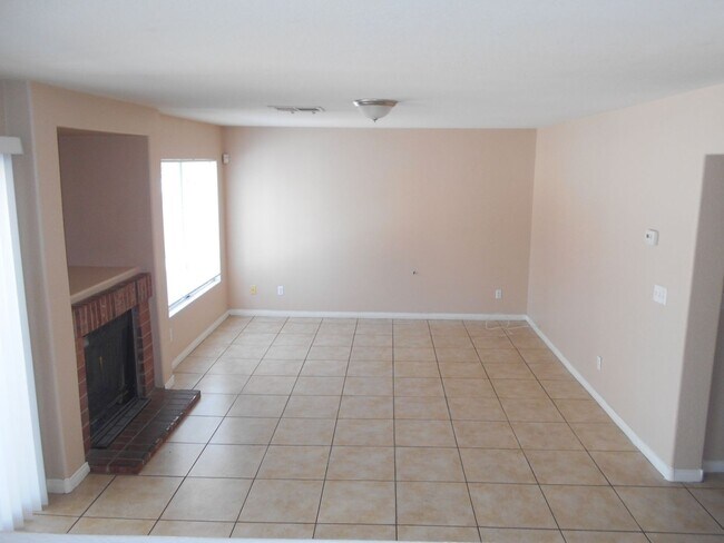 Building Photo - Spacious 4 bedroom Home Located in the Desirable Area of Henderson!