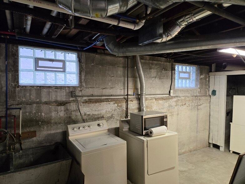 laundry - 1019 Widdicomb Ave NW