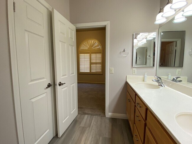 Building Photo - Oceanside stunner - 3 bedroom townhome available now!