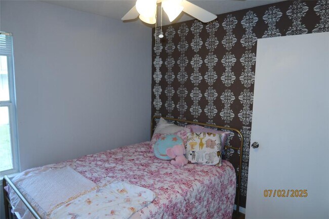 Building Photo - 305 Duprie Dr