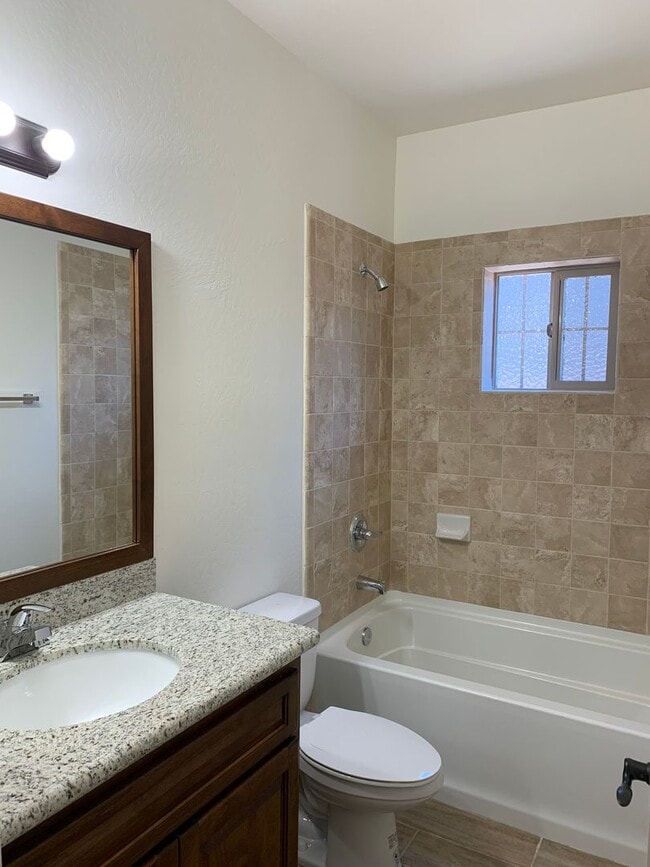 Building Photo - NEWER 4 BEDROOM HOME IN PARK WEST!