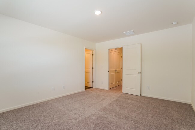 Building Photo - Fantastic 3bd/2ba home! Coming soon!