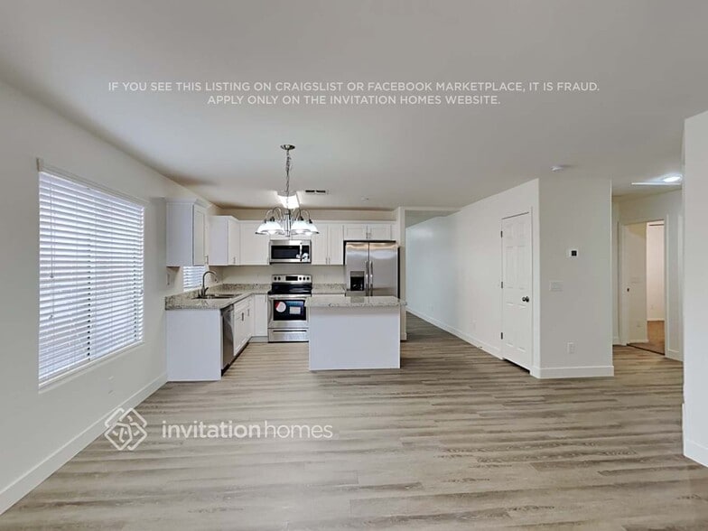 Building Photo - 13737 W Solano Dr