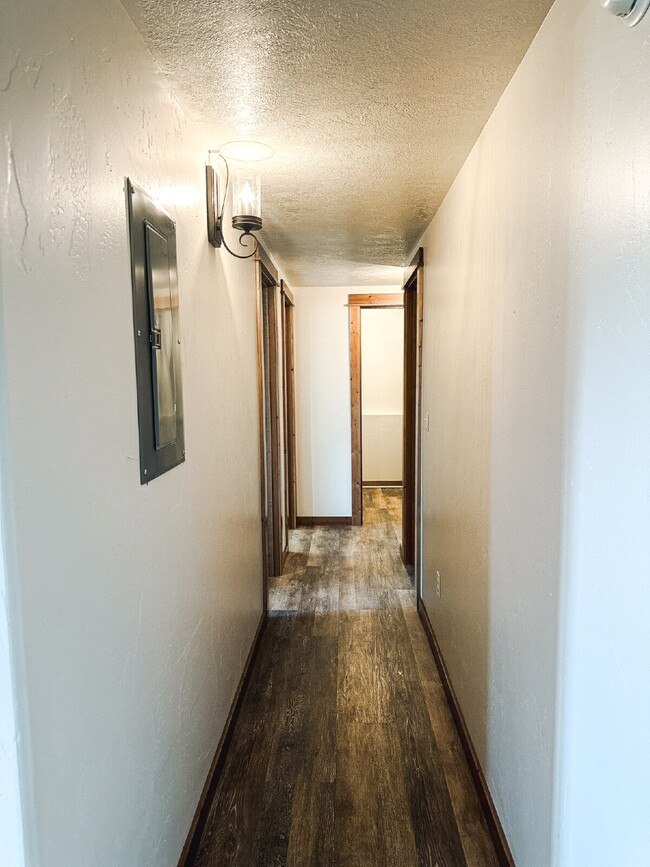 Building Photo - 3 Bedroom, 1 Bathroom Lower Level Duplex