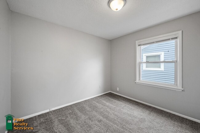 Building Photo - Recently Remodeled 2 Bedroom Home