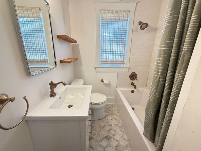 Building Photo - Spacious & Comfortable Two-Bedroom, and Bath House!
