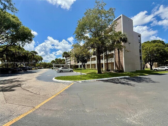 Building Photo - 8735 Ramblewood Dr