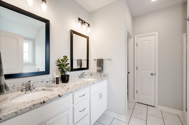 Building Photo - 858 Goodale Dr