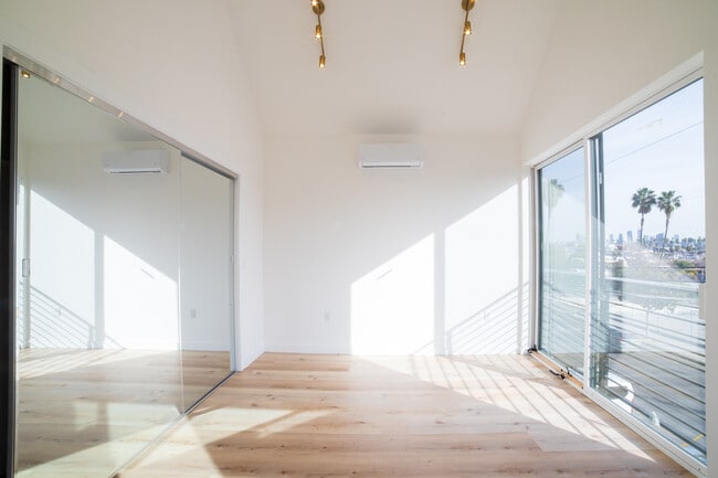 Building Photo - 4369 Rosewood Ave