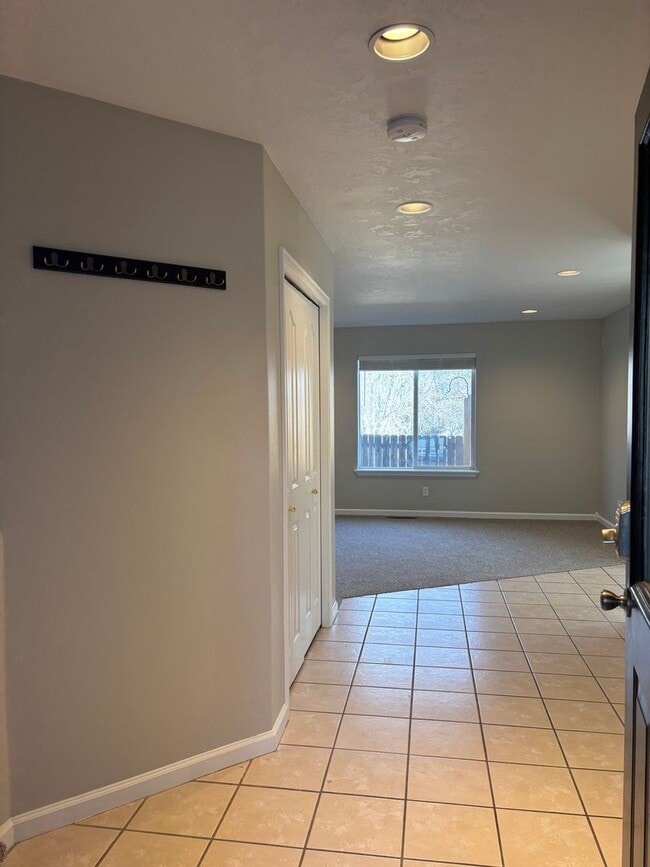 Building Photo - 3 BR/2.5 BA Townhouse