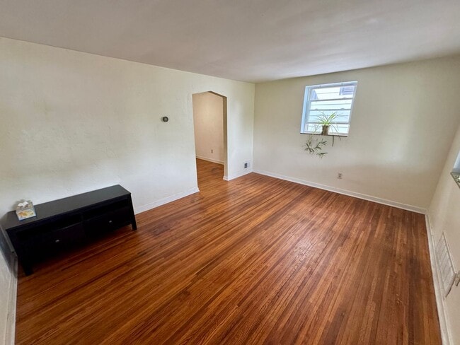 Building Photo - Charming 2 Bed 1 Bath in Beechview!