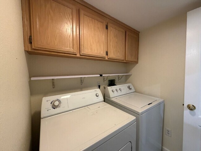 Building Photo - 315 N Cottonwood St