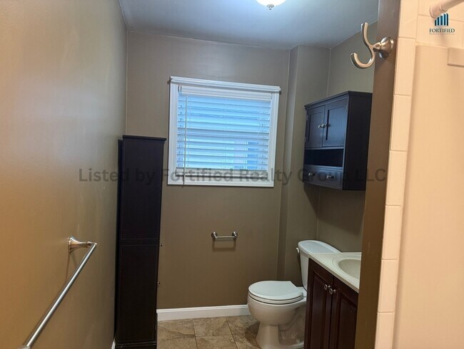 Building Photo - 1232 N Main St