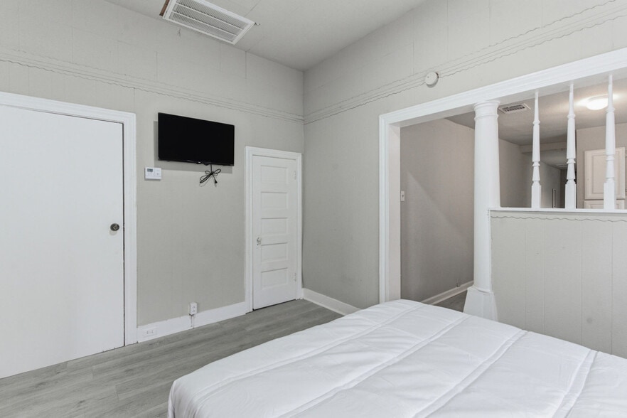 Building Photo - 314 West Cevallos-SI ID1363388P