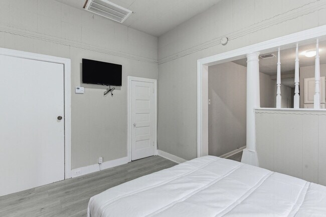 Building Photo - 314 West Cevallos-SI ID1363388P