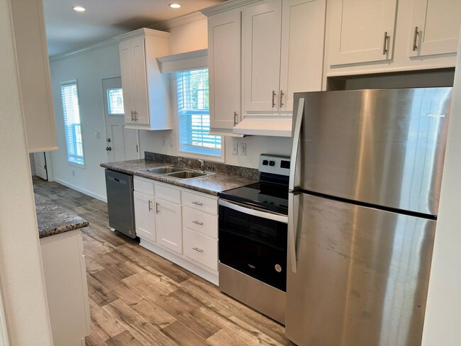 Building Photo - 956 N Colonial Cir