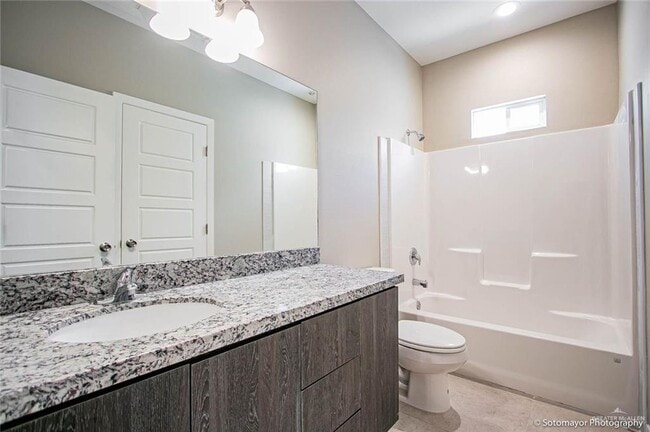 Building Photo - 10 Diamond W Ave