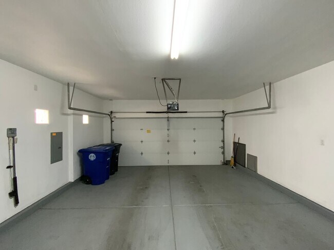 Building Photo - 3 Bedroom Townhome Available Near Wyoming Blvd NE & Paseo Del Norte Blvd NE!