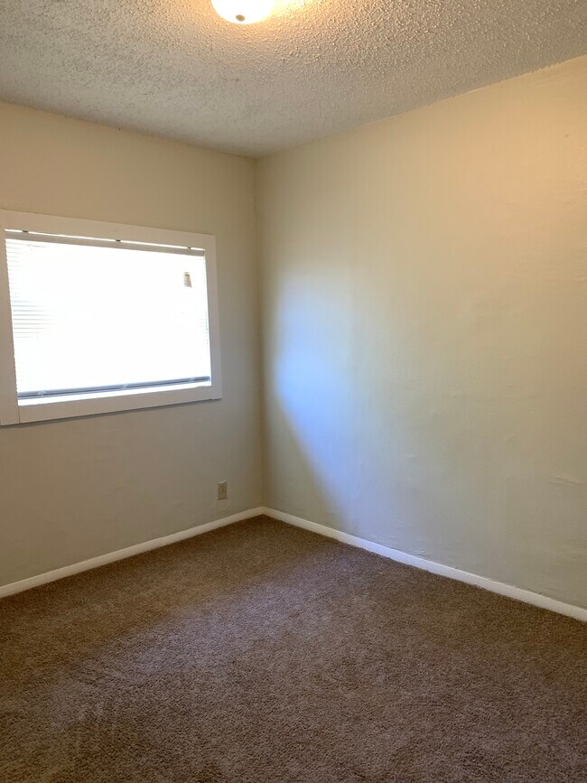 Building Photo - 1207 N Ross Ave