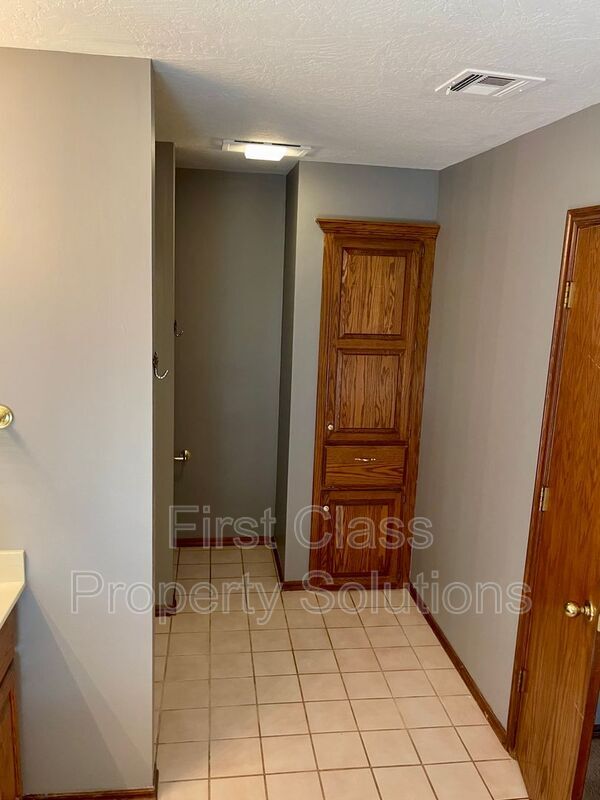 Building Photo - 2204 Barton St