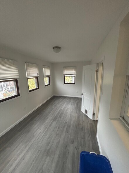 Building Photo - 5054 Winona Ave