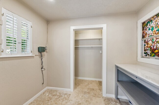 Building Photo - 37 Champions Colony E